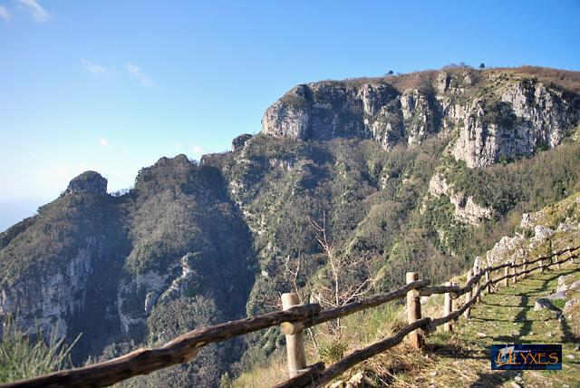 staccionata con monte comune.JPG